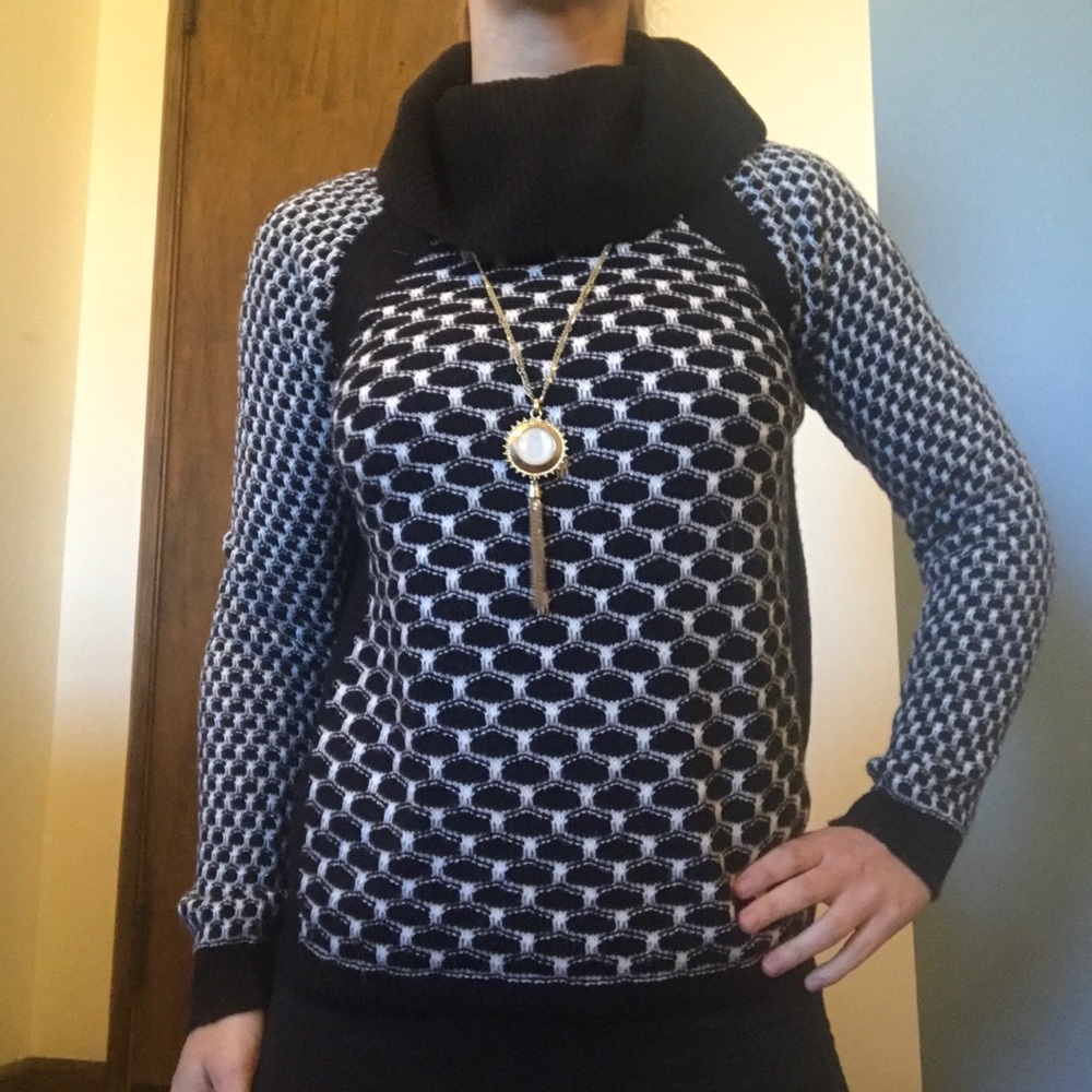 ✨4/$12 Black and white Cowl Neck Sweater